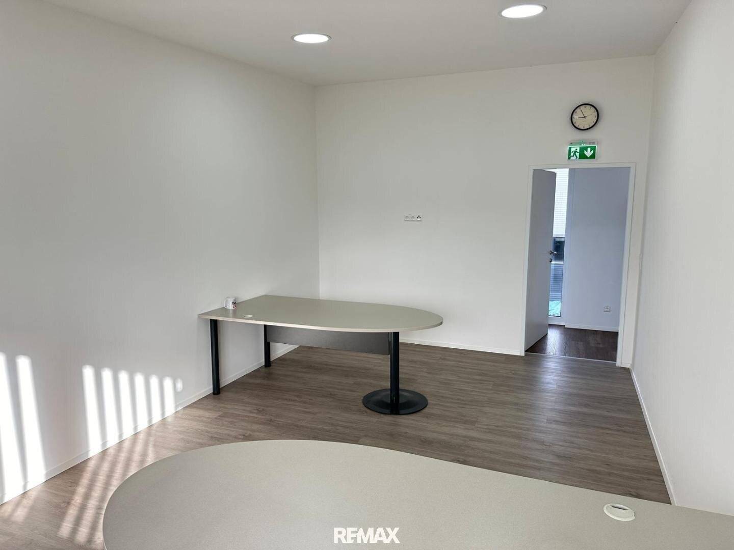 Helles Büro mit Parkett und Klimaanlage