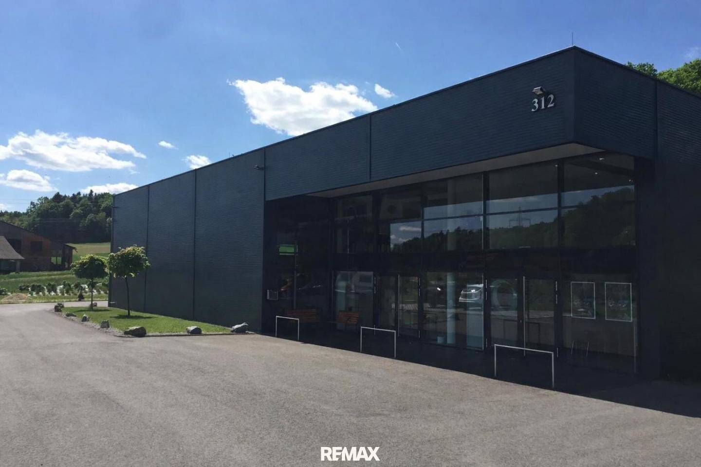 Commercial Property with Hall Office and Terrace in Prime Location
