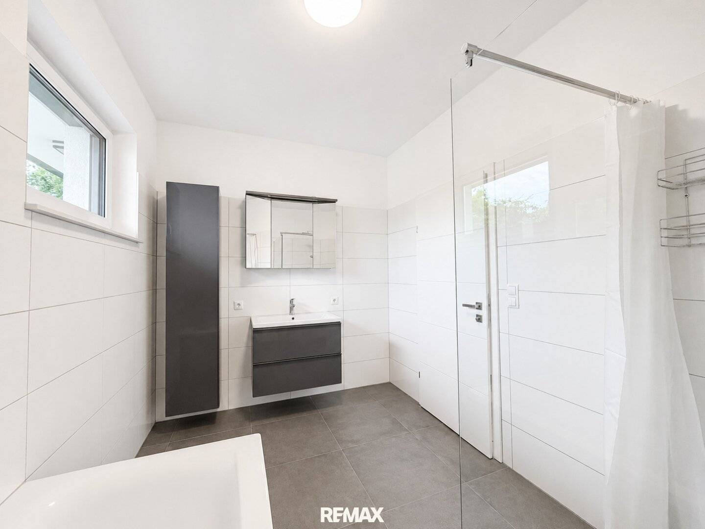 Bright apartment with spacious south-facing balcony and carport