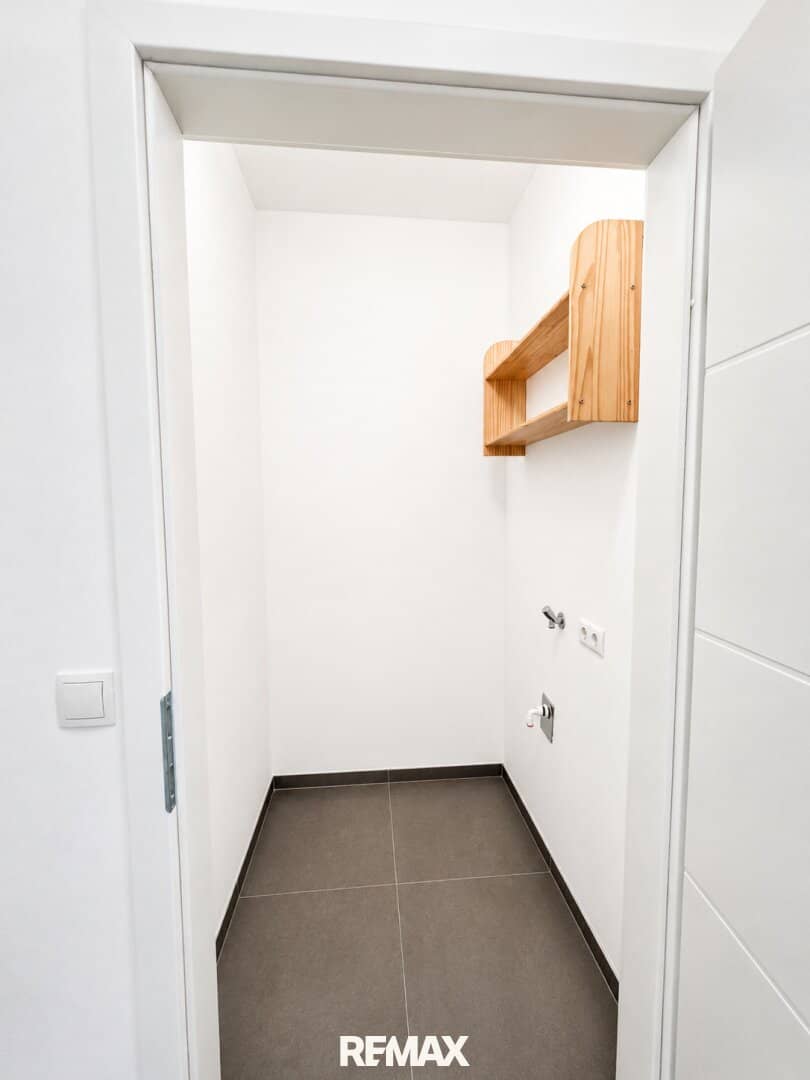 Bright apartment with spacious south-facing balcony and carport