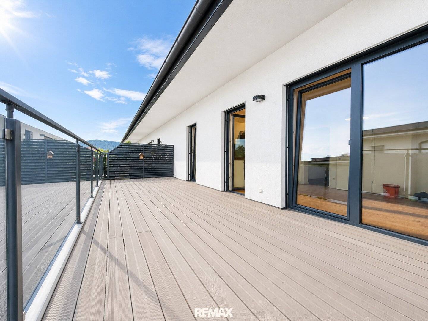 Bright apartment with spacious south-facing balcony and carport