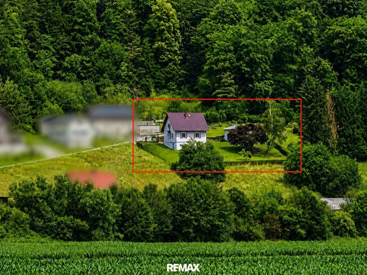 Einfamilienhaus mit Blick über Weinberge und Garage