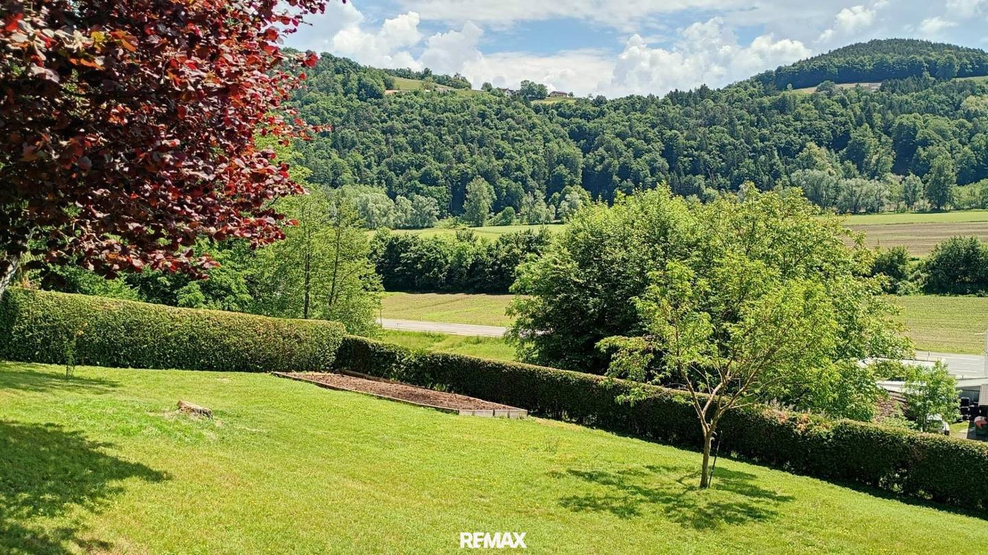 Einfamilienhaus mit Blick über Weinberge und Garage