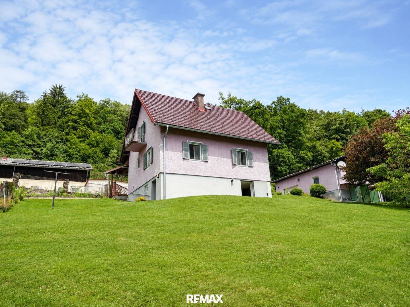 Einfamilienhaus mit Blick über Weinberge und Garage