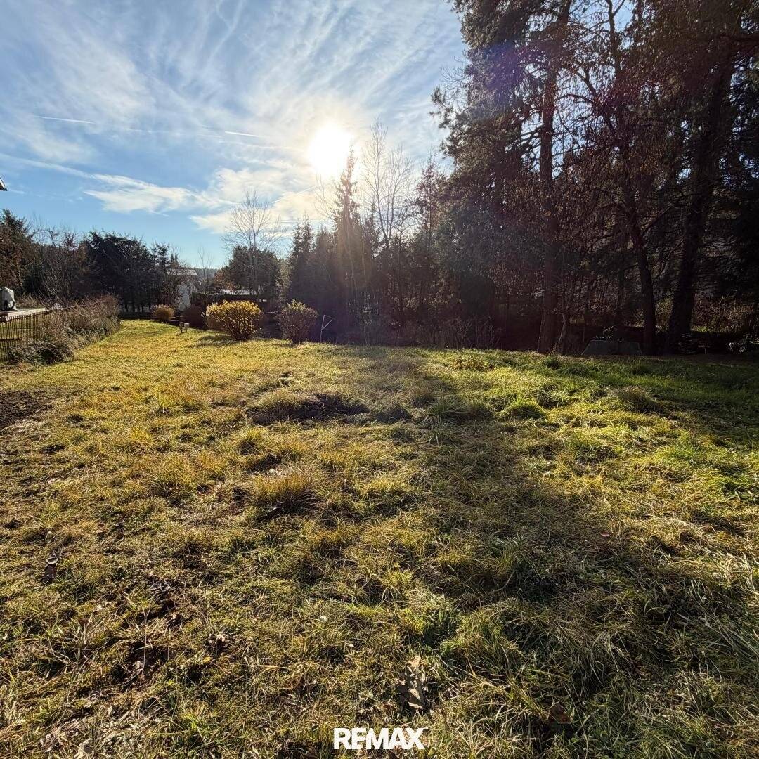 Building plot with large swimming pond in quiet cul-de-sac location