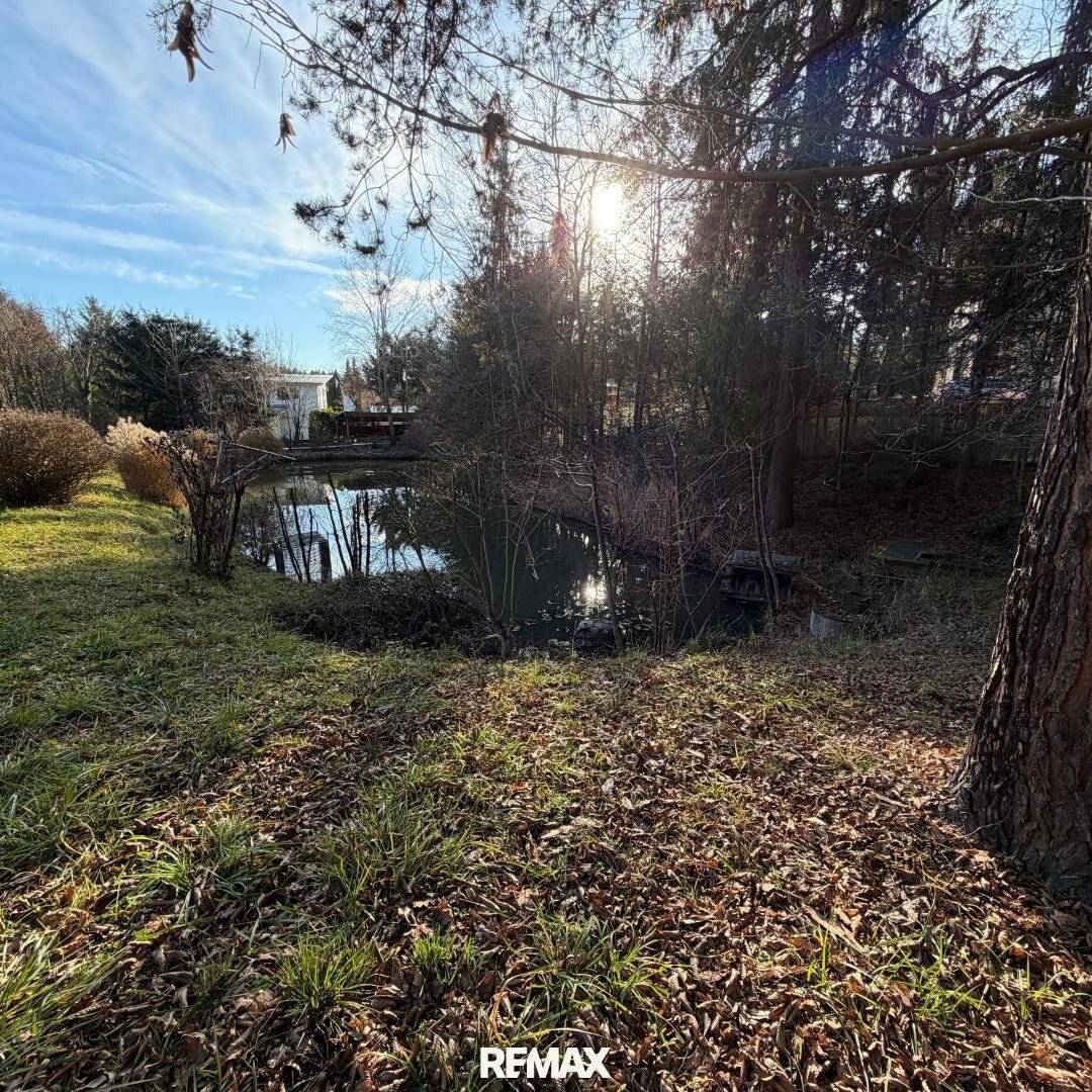 Building plot with large swimming pond in quiet cul-de-sac location