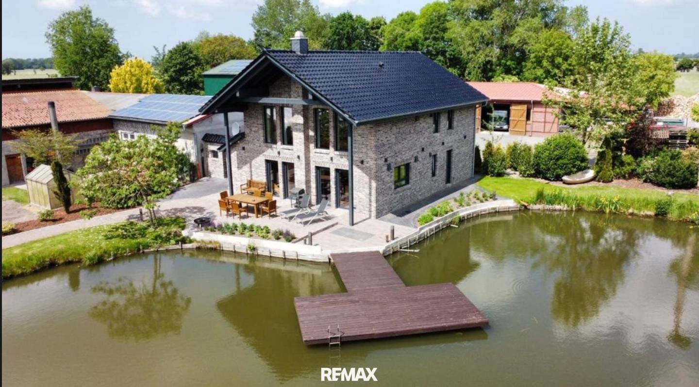 Building plot with large swimming pond in quiet cul-de-sac location