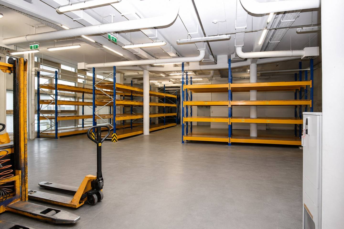 Warehouse hall with office and underground parking in Vienna