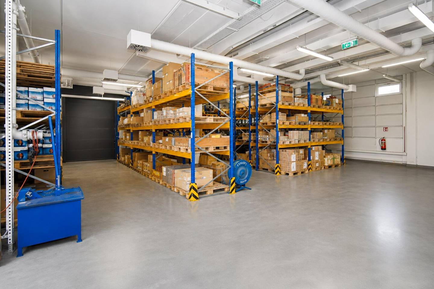Warehouse hall with office and underground parking in Vienna