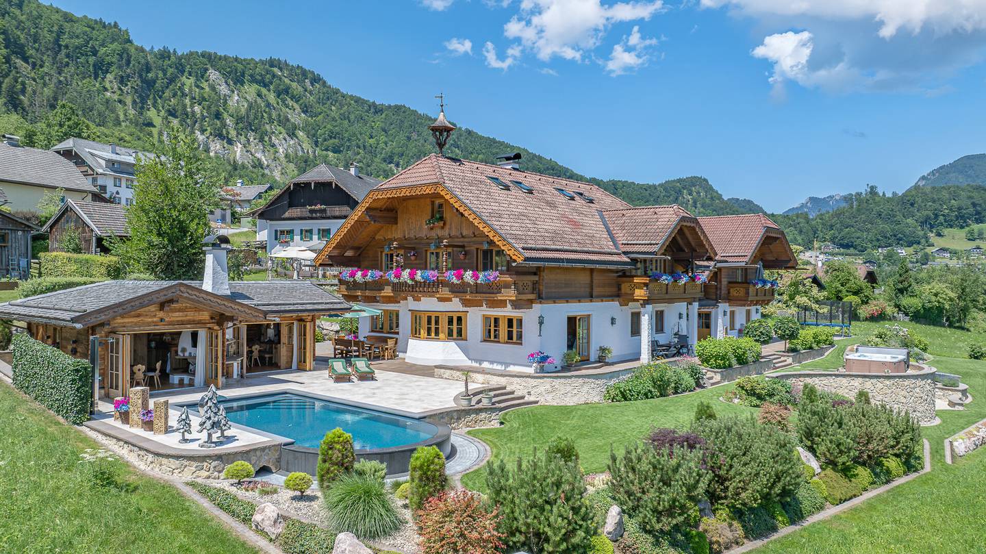 Villa mit Pool und Seeblick