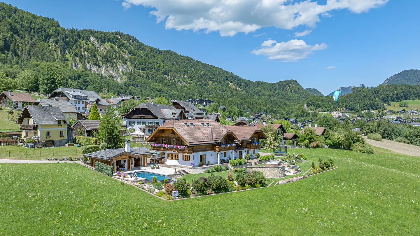 Villa mit Pool und Seeblick