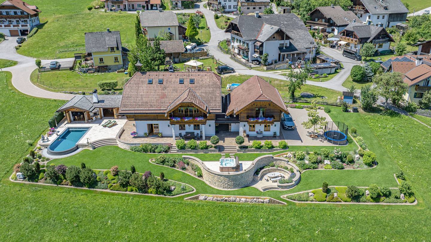 Villa mit Pool und Seeblick