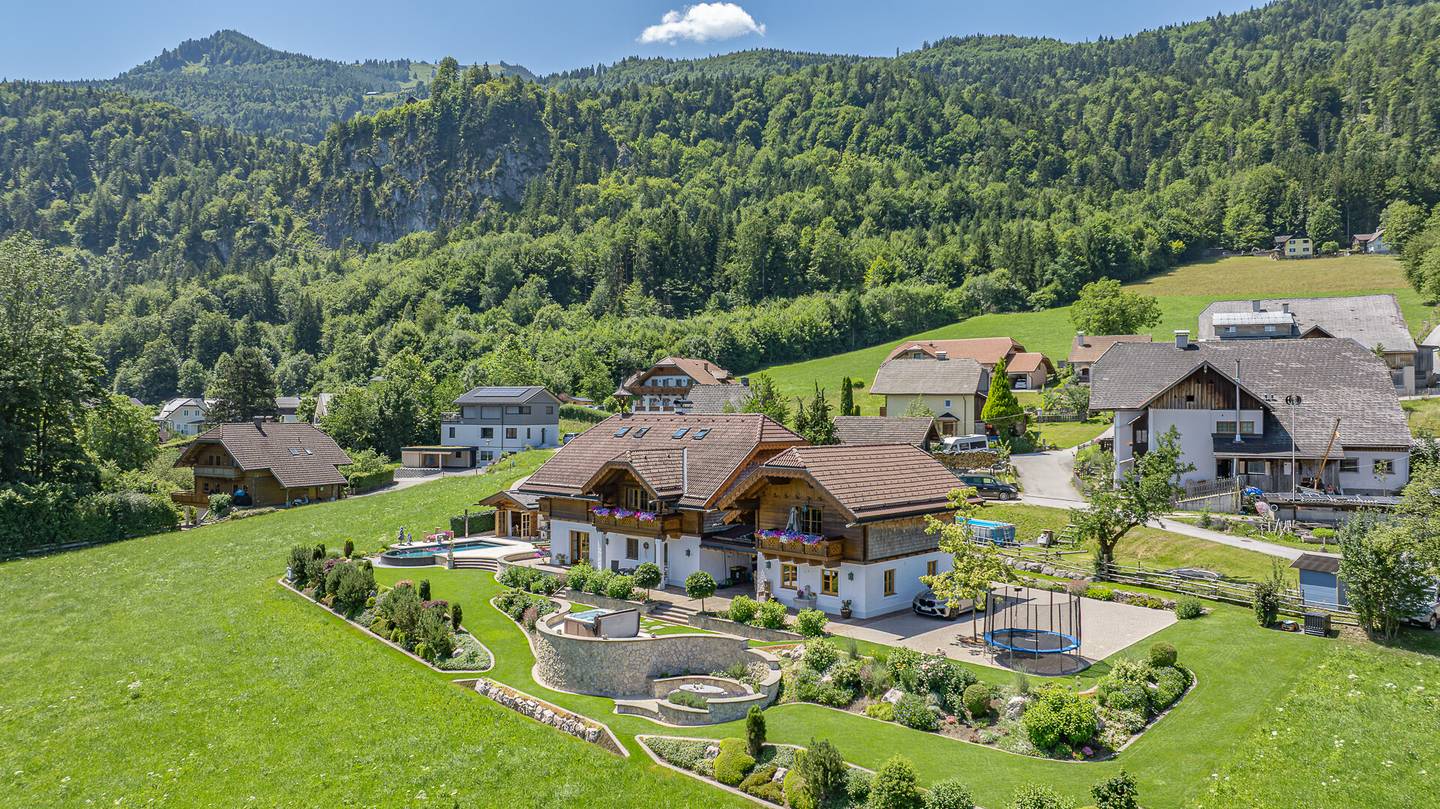 Villa mit Pool und Seeblick