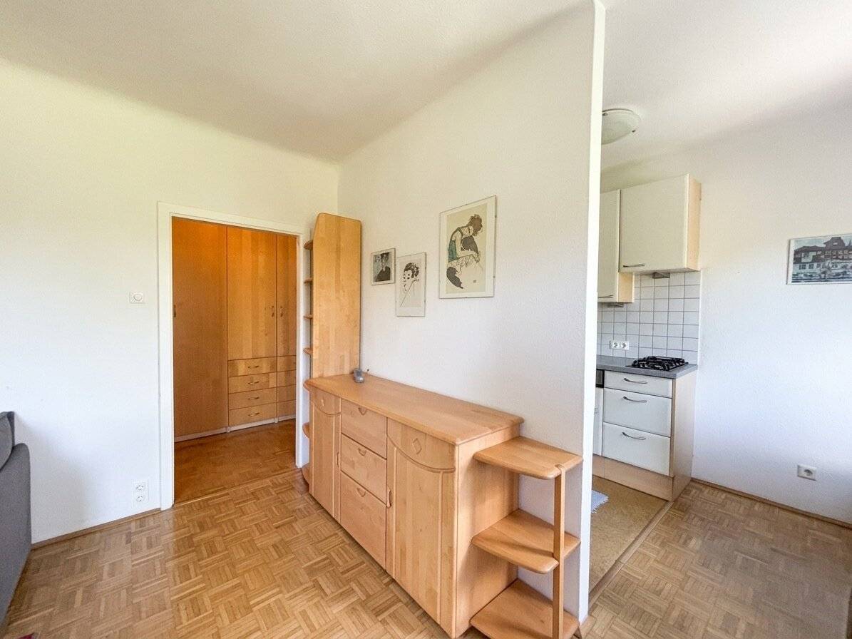 Well-maintained apartment with green view and elevator