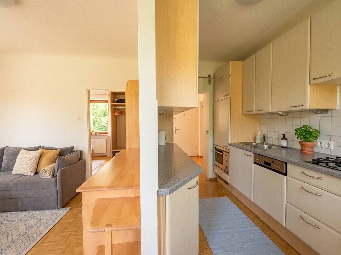 Well-maintained apartment with green view and elevator