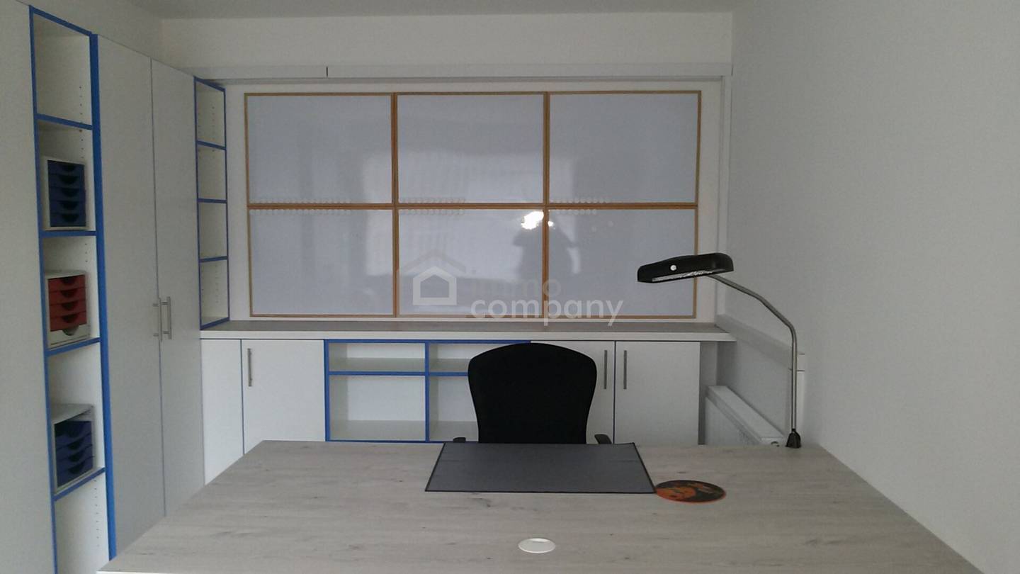 Office with tea kitchen in well-maintained building
