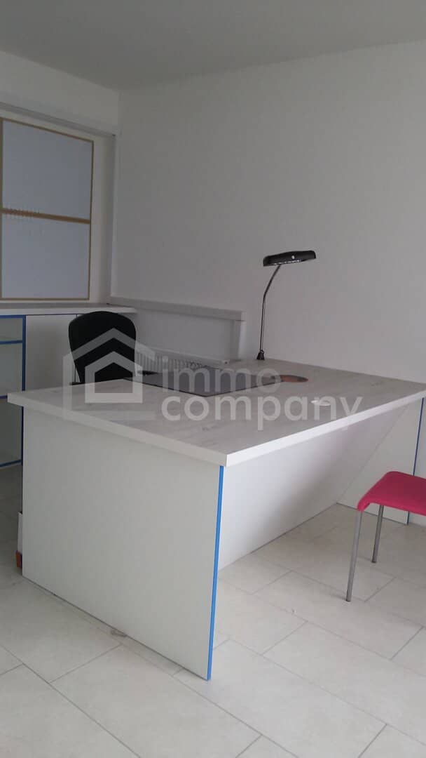 Office with tea kitchen in well-maintained building