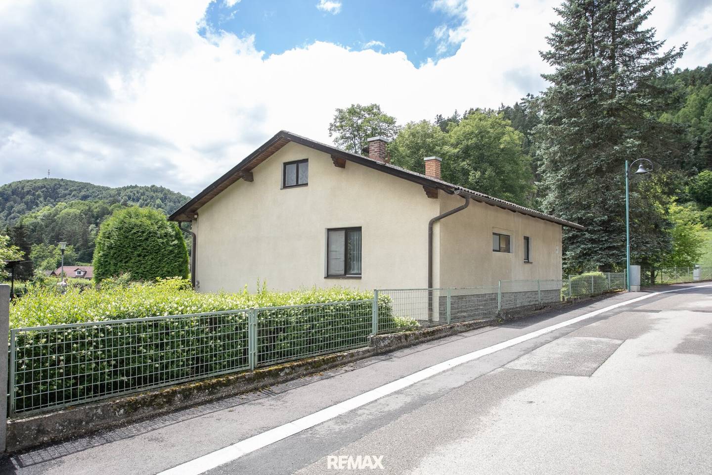 Single-family house with terrace and garden in sunny location
