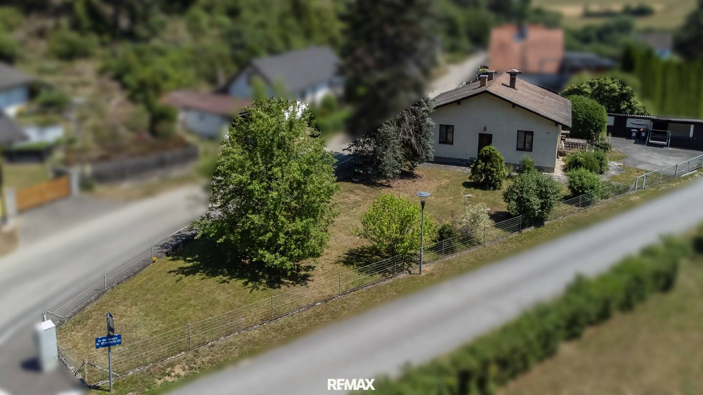 Single-family house with terrace and garden in sunny location