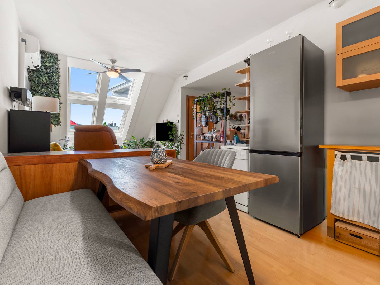 Stilvolle Dachgeschosswohnung mit Parkett und Blick ins Grüne