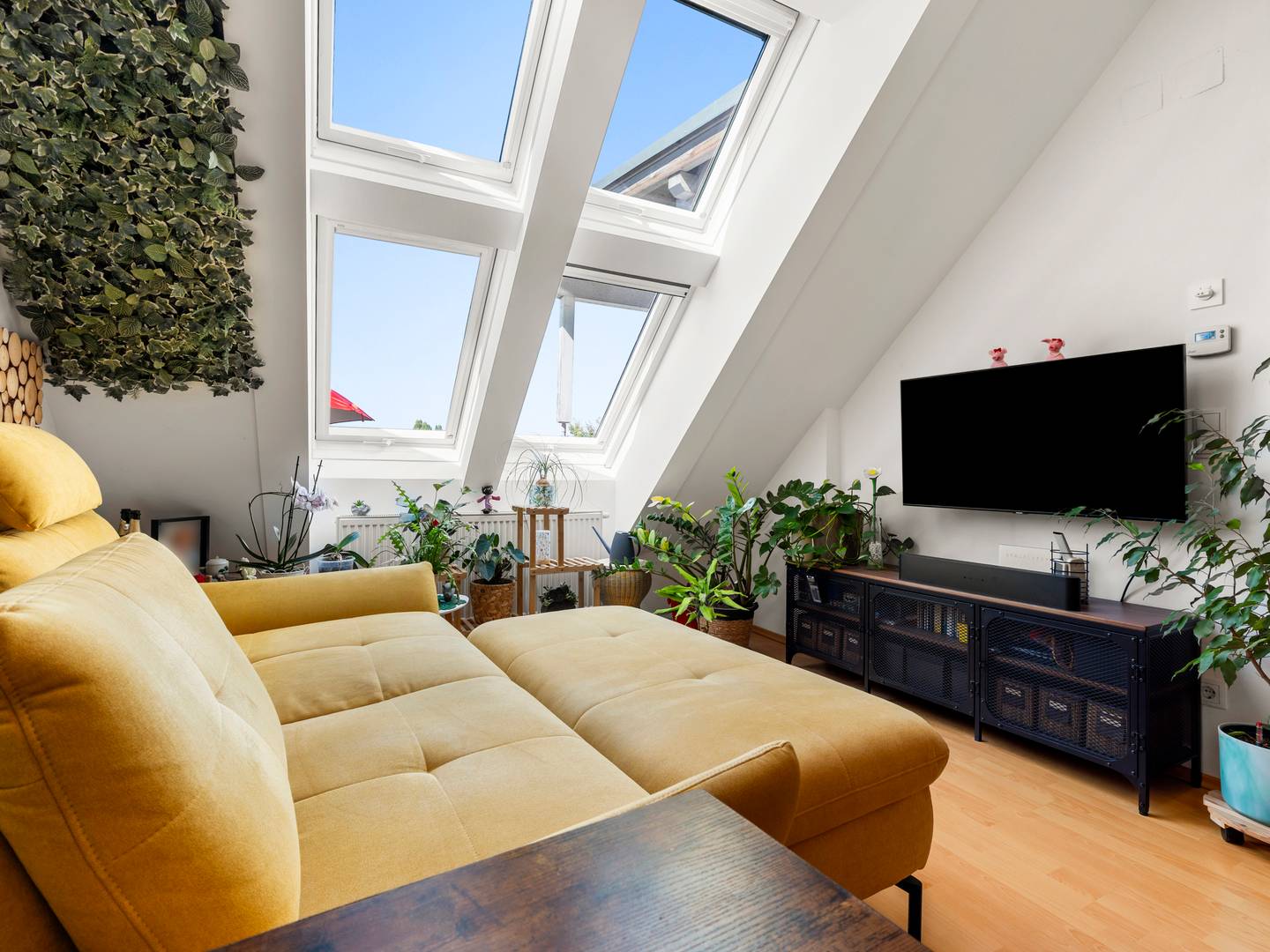 Stilvolle Dachgeschosswohnung mit Parkett und Blick ins Grüne