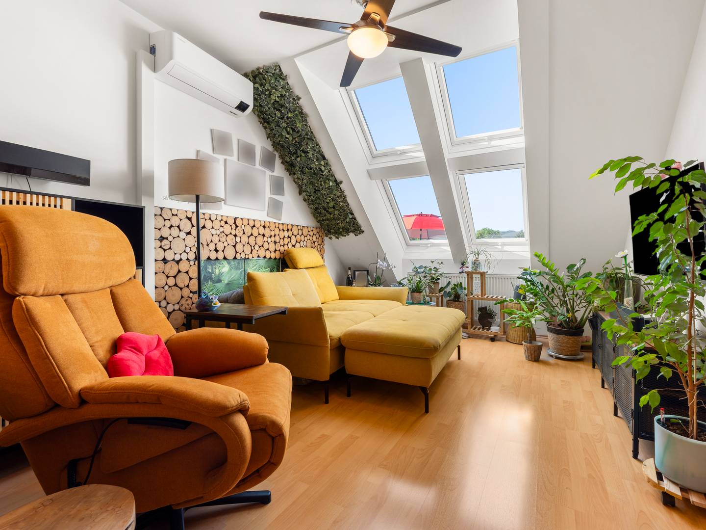Stilvolle Dachgeschosswohnung mit Parkett und Blick ins Grüne