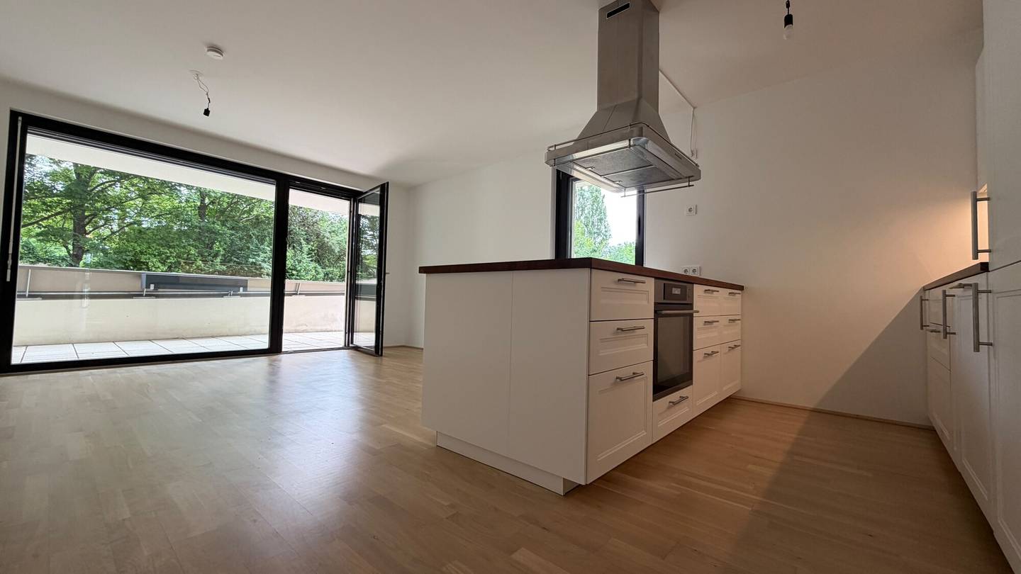Neubauwohnung mit Terrasse und Blick in den Otto-Benesch-Park