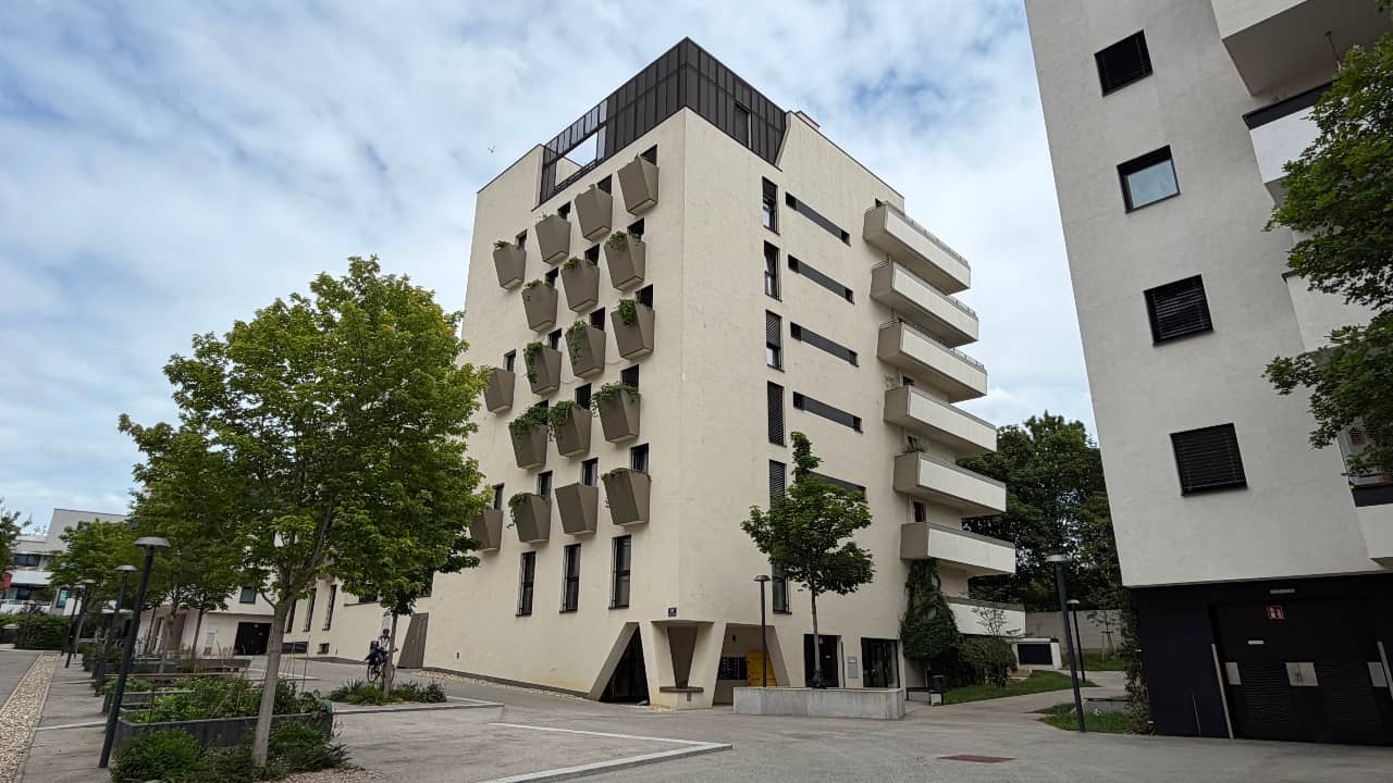 Neubauwohnung mit Terrasse und Blick in den Otto-Benesch-Park