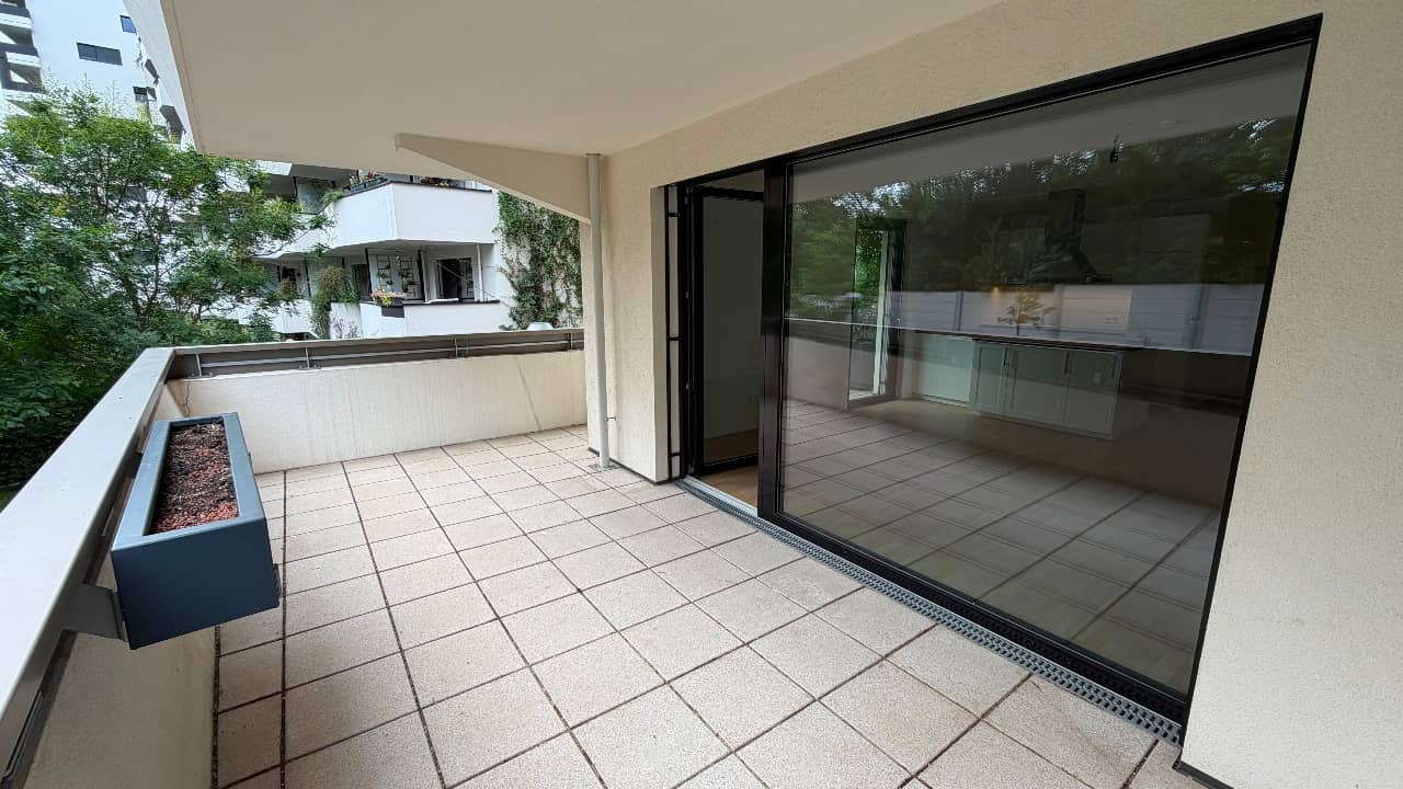 Neubauwohnung mit Terrasse und Blick in den Otto-Benesch-Park