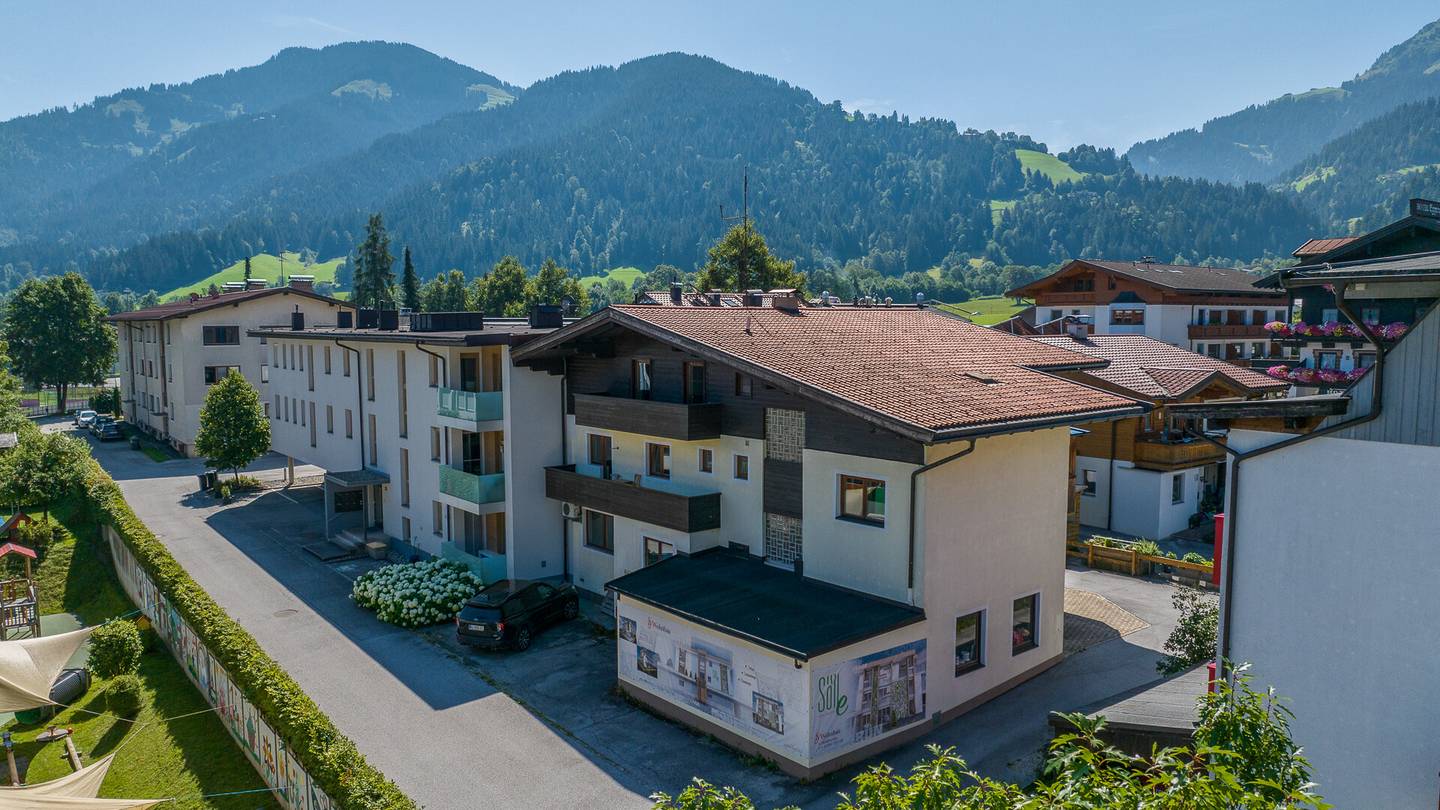 Wohnhaus mit Baugenehmigung und Sauna im Zentrum