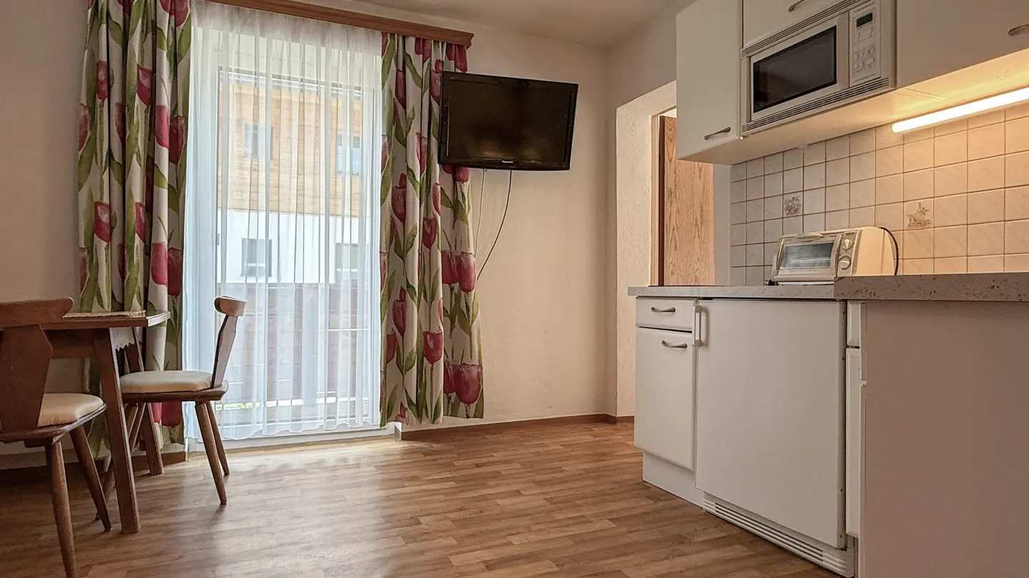 Sanierte 2 Zimmer Wohnung mit Balkon und Bergblick