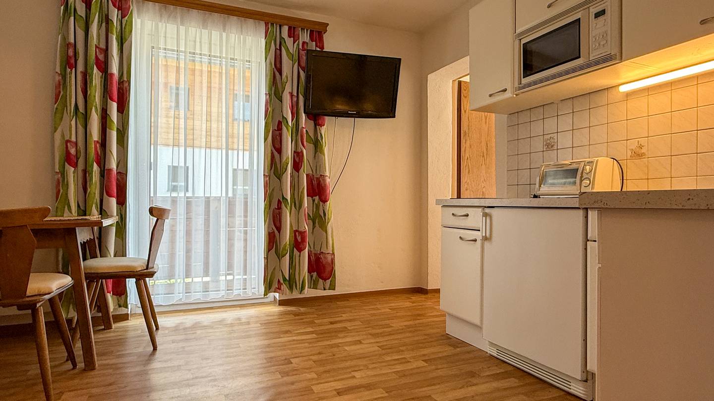 Sanierte 2 Zimmer Wohnung mit Balkon und Bergblick