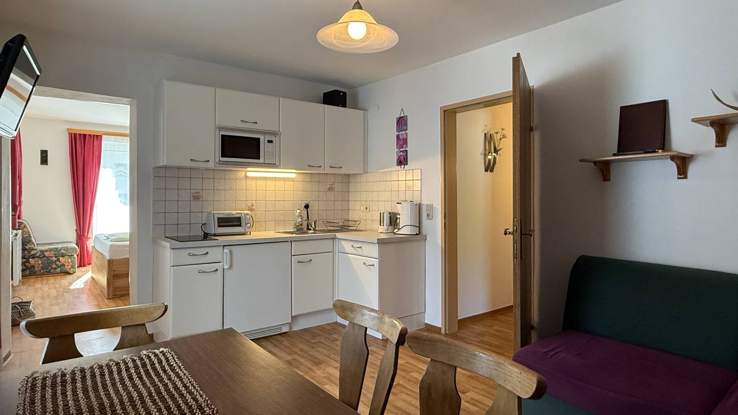 Sanierte 2 Zimmer Wohnung mit Balkon und Bergblick