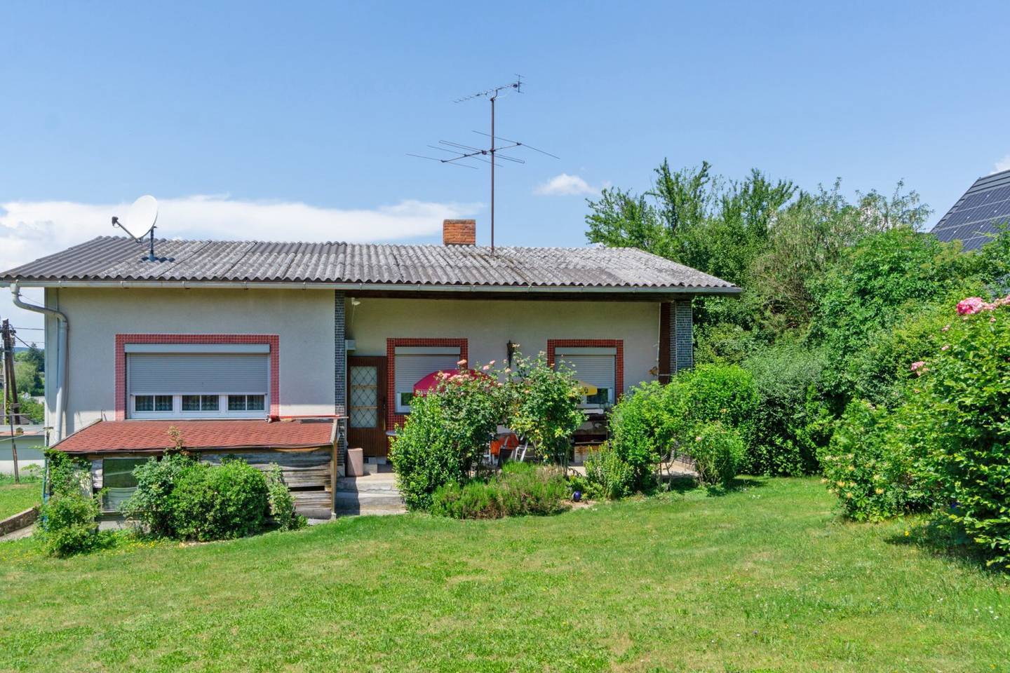 Einfamilienhaus mit Garten und Terrasse in sonniger Südostausrichtung