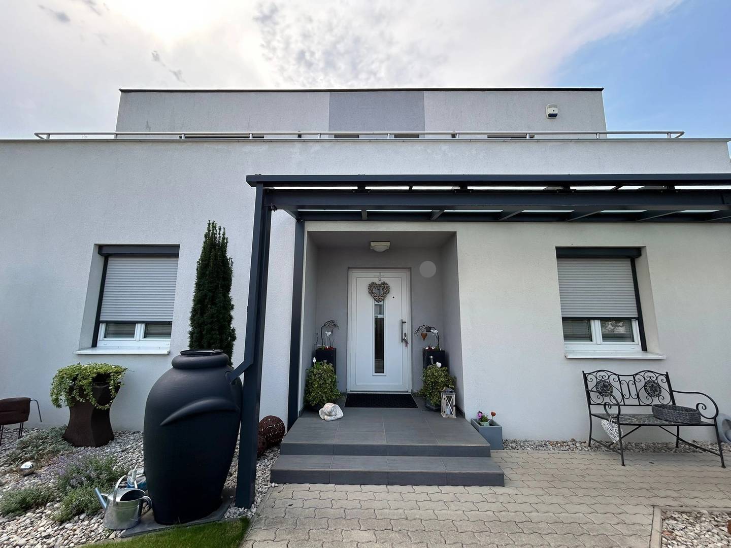 Helles Niedrigenergiehaus mit Garten und Garage