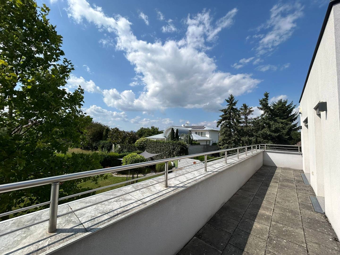 Helles Niedrigenergiehaus mit Garten und Garage