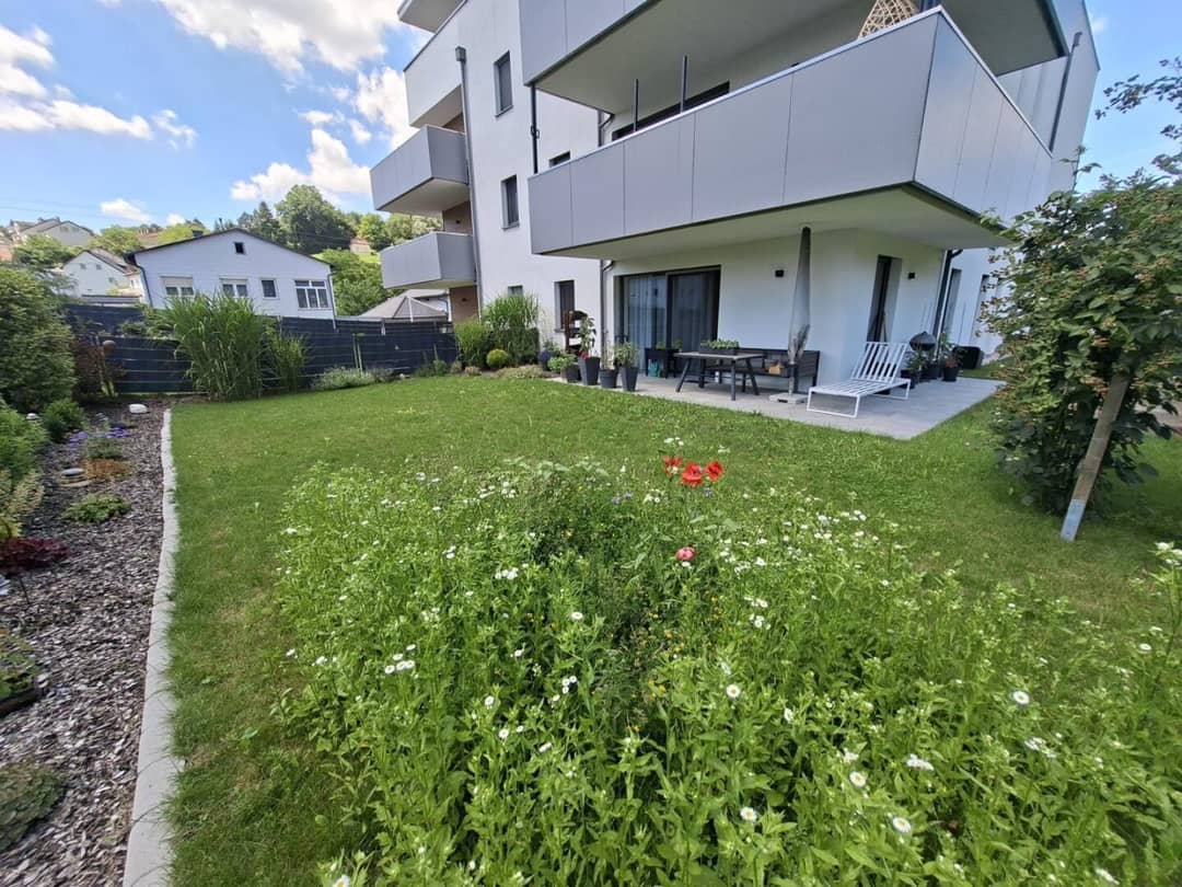 Moderne Gartenwohnung mit Terrasse und eigenem Garten