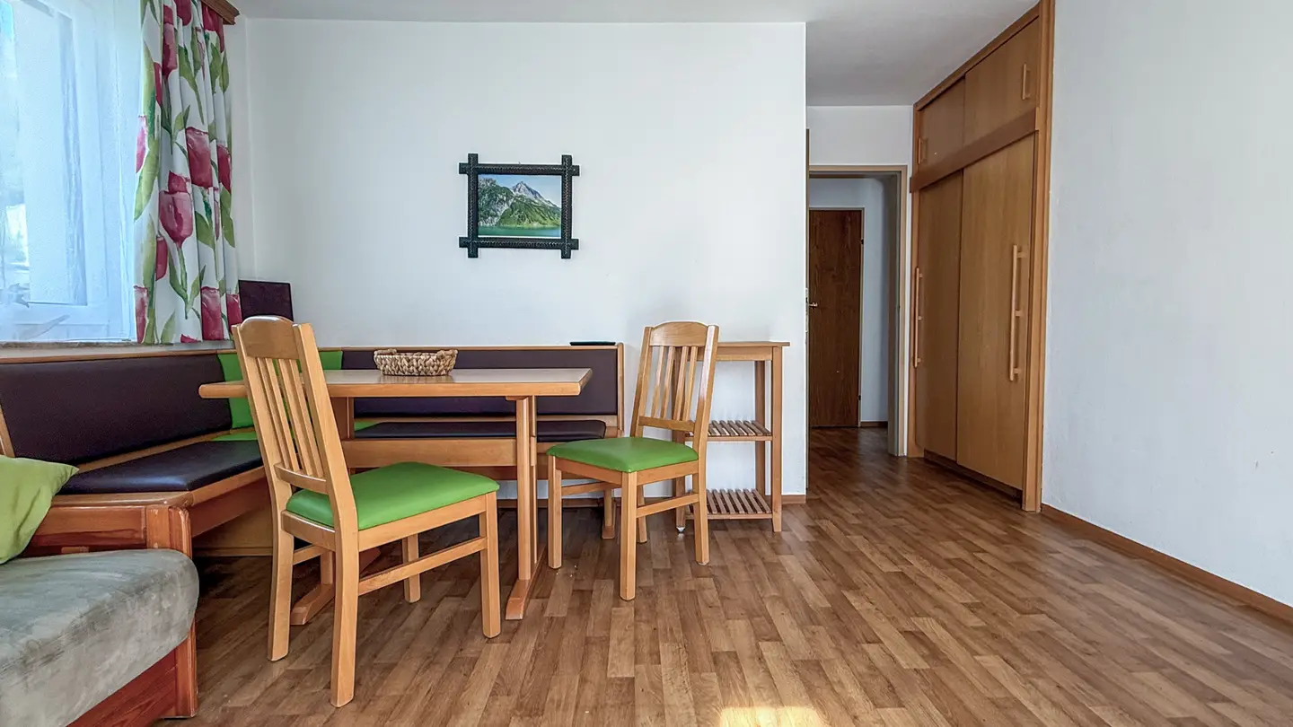 Saniertes Penthouse mit Balkon und Bergblick