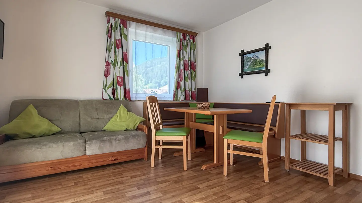 Saniertes Penthouse mit Balkon und Bergblick