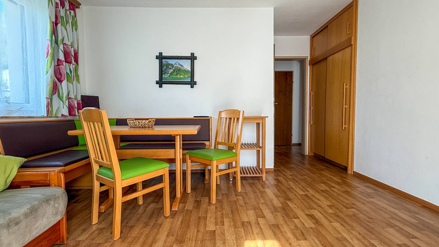 Saniertes Penthouse mit Balkon und Bergblick