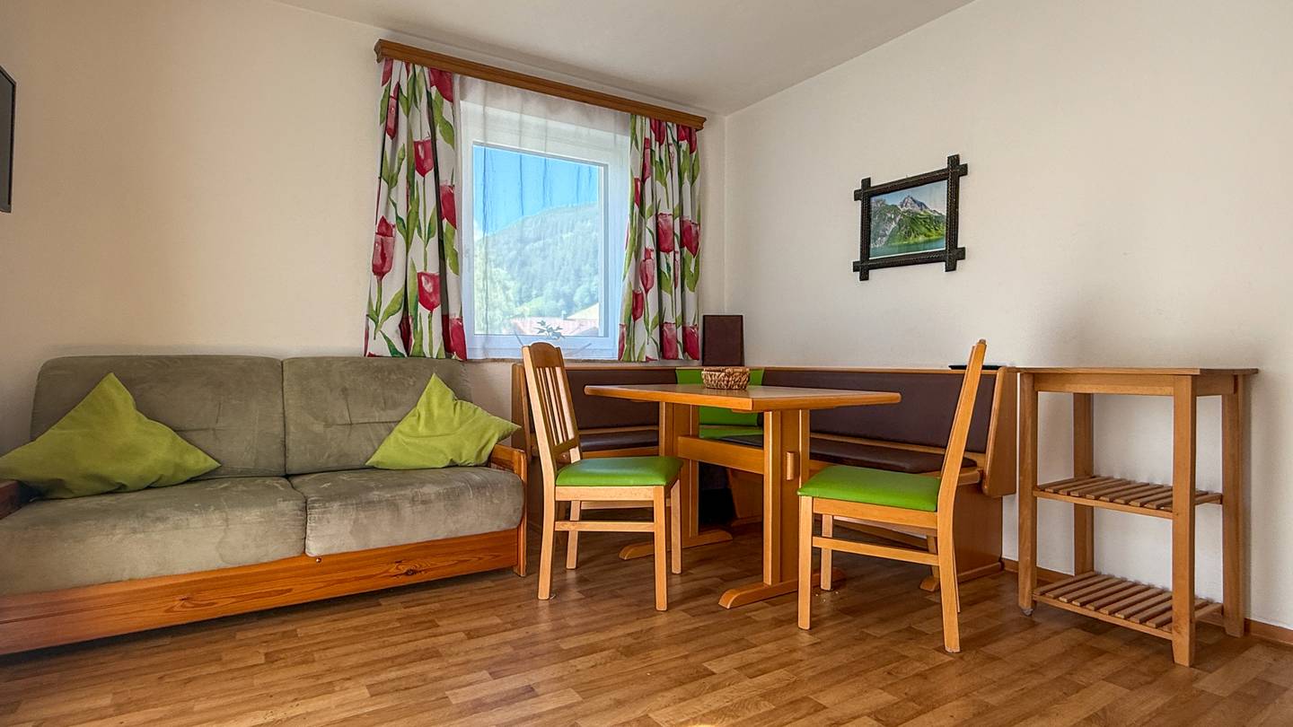 Saniertes Penthouse mit Balkon und Bergblick