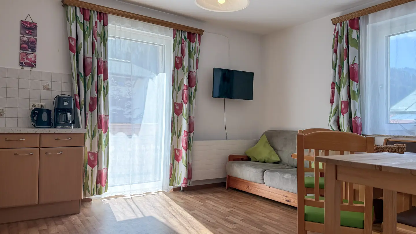 Saniertes Penthouse mit Balkon und Bergblick