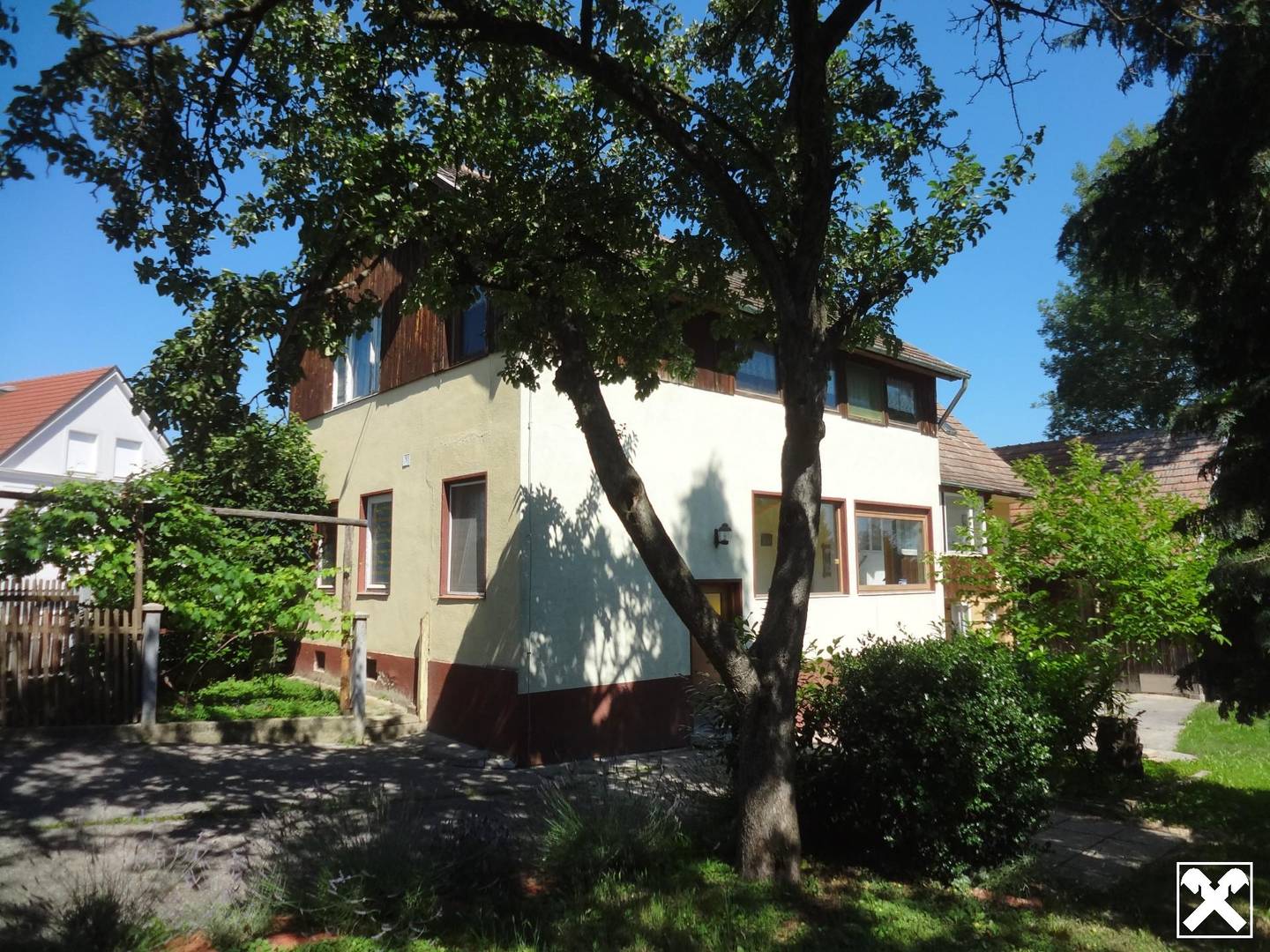 Einfamilienhaus mit großem Garten und Obstbäumen