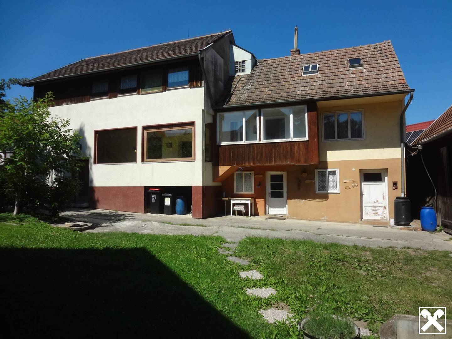 Einfamilienhaus mit großem Garten und Obstbäumen