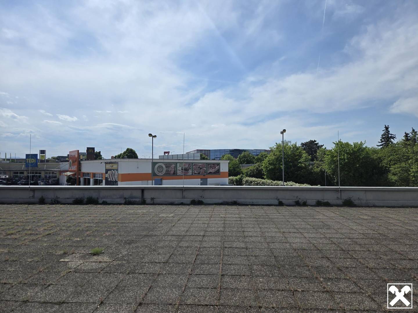 Commercial spaces with west terrace in EK West