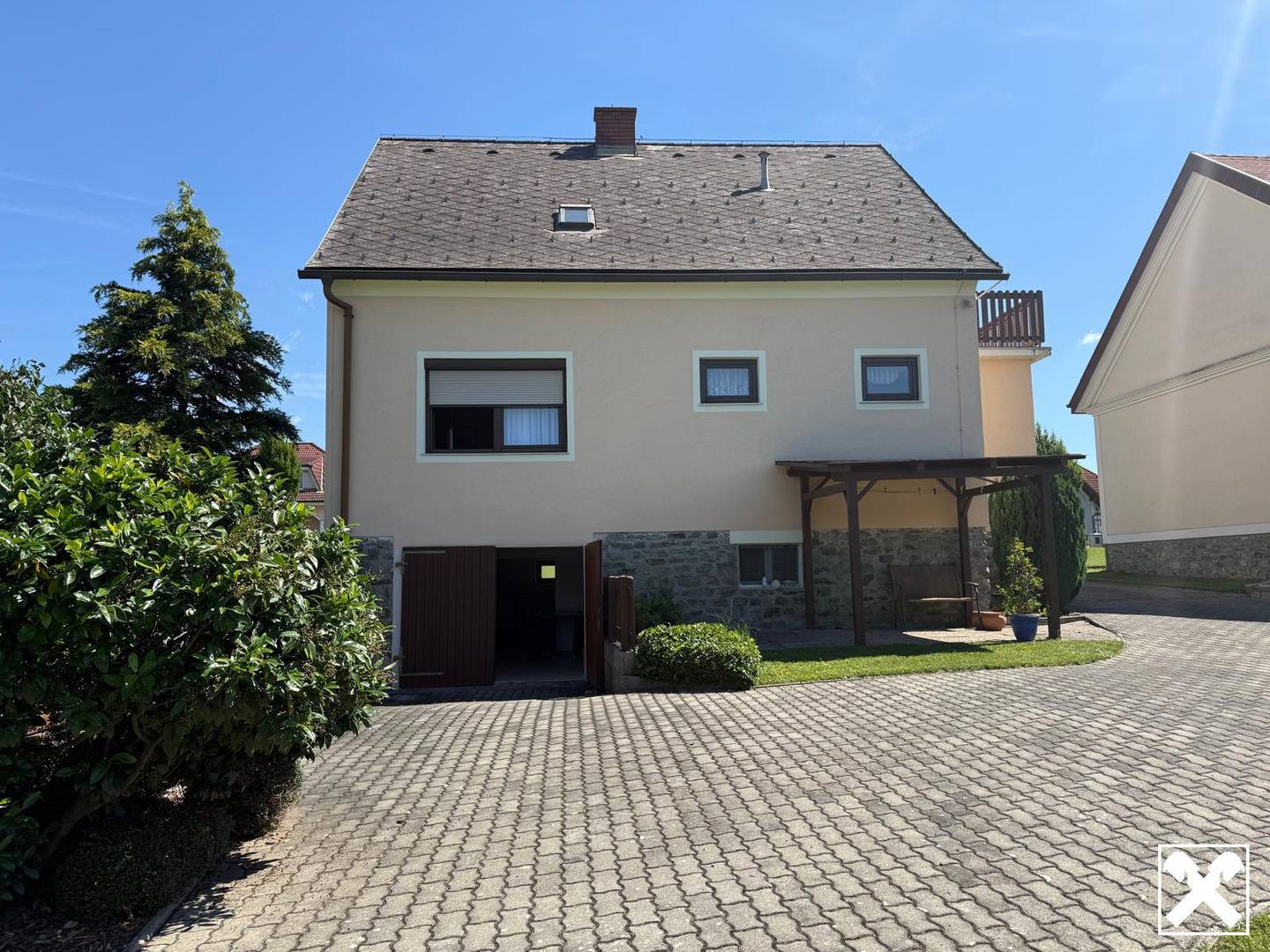 Einfamilienhaus mit Terrasse und großem Garten