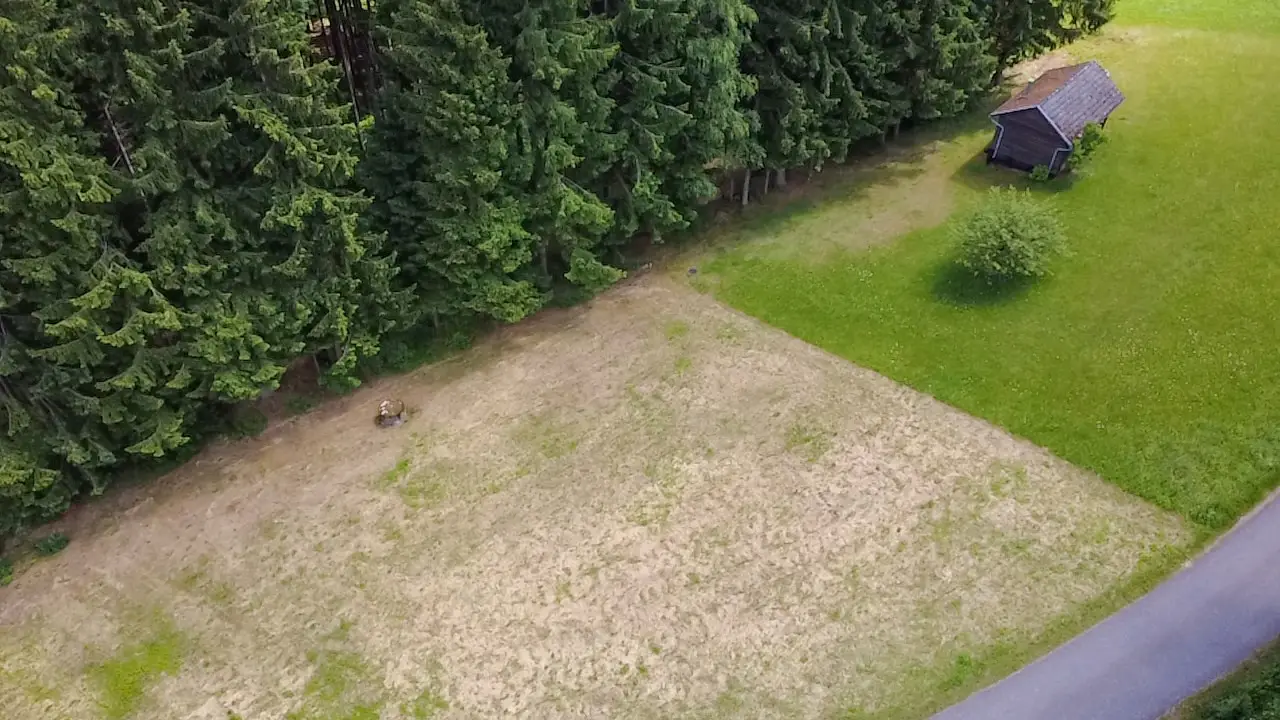 Building plot in quiet hillside location with infrastructure