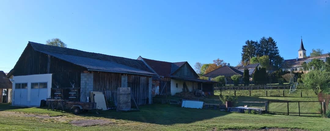 Garage und Stallungen
