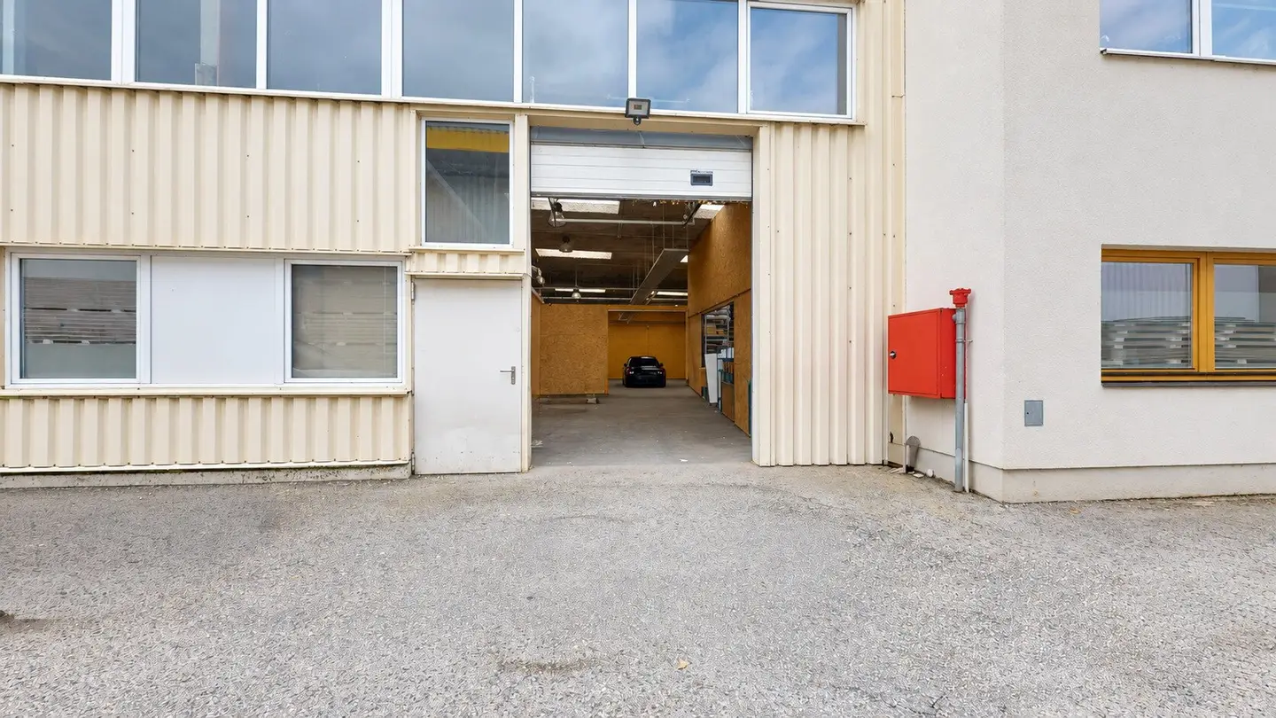 Gewerbehalle mit Sektionaltor im Business Park Klagenfurt Airport