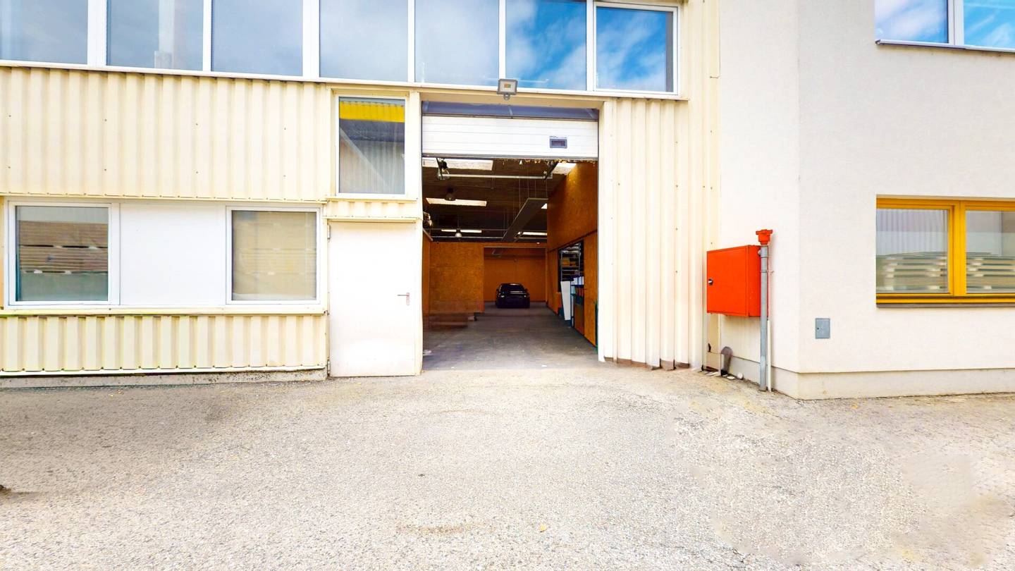Commercial hall with sectional door in Business Park Klagenfurt Airport